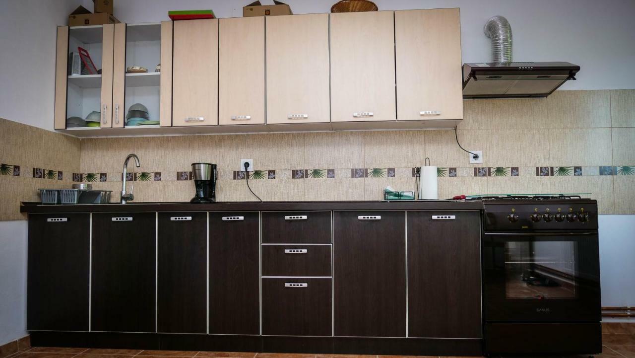 Pensiunea Gradinarilor Cu Ciubar Si Statie De Incarcare Electrica Auto Comanesti  エクステリア 写真